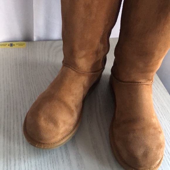 Woman’s ugg boot - Picture 2 of 6